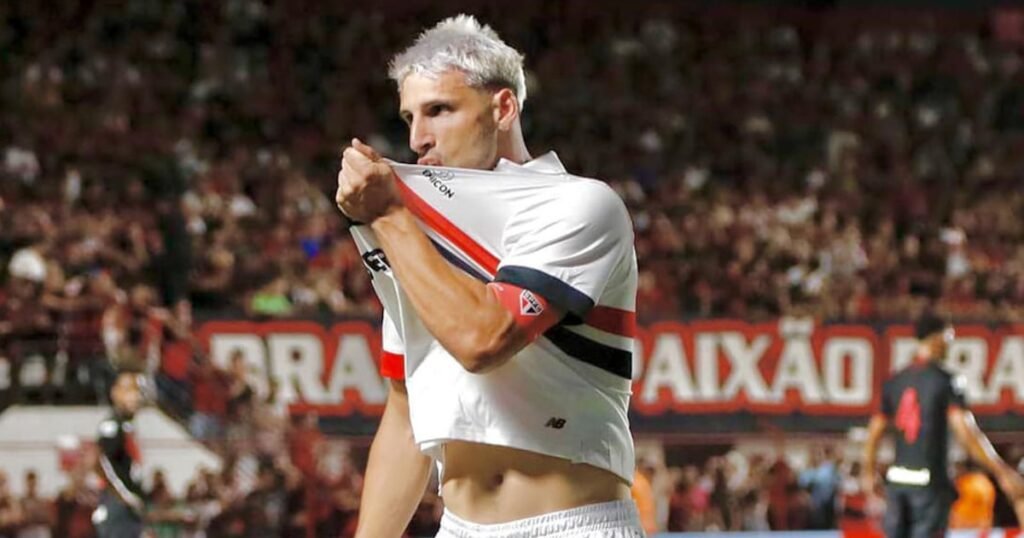 São Paulo se livra de Carpini, evolui e vence a primeira no Brasileirão