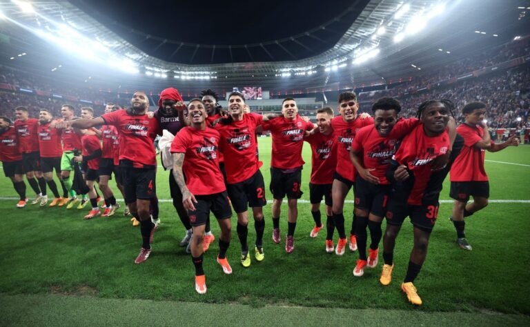Imagina se a moda pega! Bayer Leverkusen oferece tatuagens grátis à torcida para recordarem da grande temporada feita pelo clube