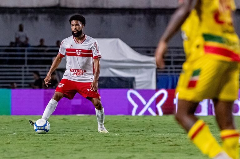 Volante do CRB, Falcão leva pancada na cabeça e não volta para 2º tempo contra o Brusque