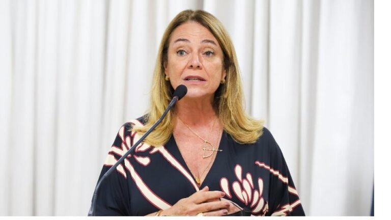 Fabíola comemora os 45 anos de fundação do Afoxé Filhas de Gandhy