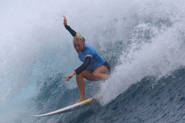 Olimpíadas 2024: Tatiana Weston-Webb leva prata no surf e famosos comemoram na internet
