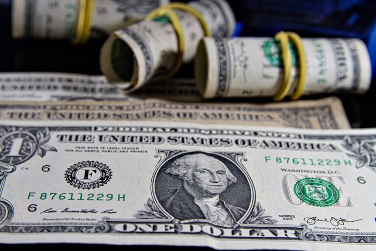 Dólar encerra segunda-feira no maior patamar desde março de 2021