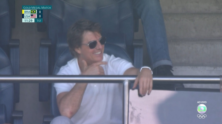 Tom Cruise vai à final do futebol feminino nas Olimpíadas e distribui sorrisos para fãs