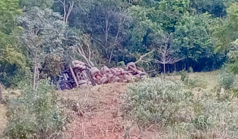 Grave colisão entre carretas mobiliza equipes de emergência na BR-354, em Formiga