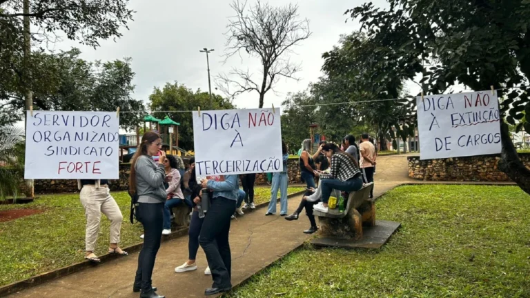 Greve paralisa escolas e prefeito intimida servidores em Bambuí