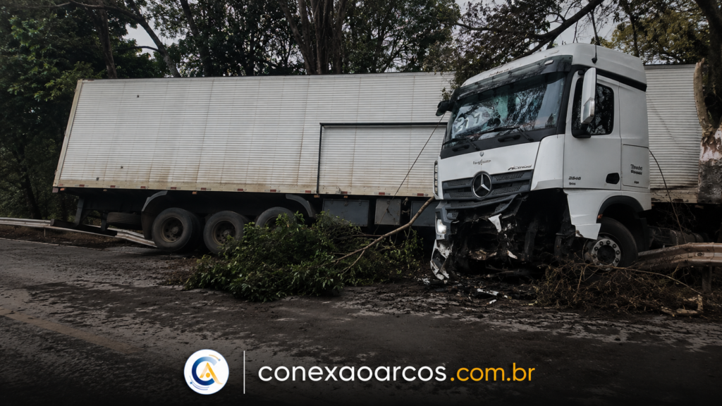 Colisão na BR-354 deixa três pessoas feridas e interdita trânsito em Arcos
