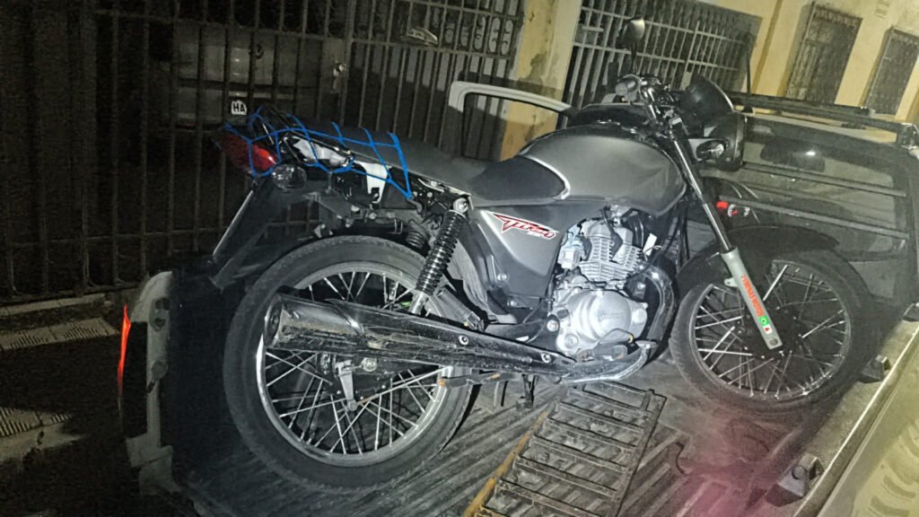 POLÍCIA MILITAR PRENDE JOVEM POR DIREÇÃO PERIGOSA, RESISTÊNCIA E APREENDE ADOLESCENTE POR TENTATIVA DE FACILITAR FUGA EM FORMIGA