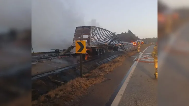 Batida entre ônibus e caminhão deixa dois mortos e 23 feridos na BR-040, em MG