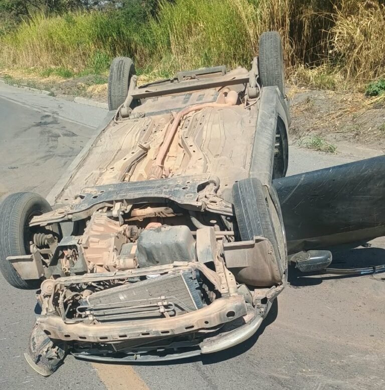 Bebê de 33 dias é lançada para fora do veículo após carro sair da pista e capotar na BR-354, em Arcos