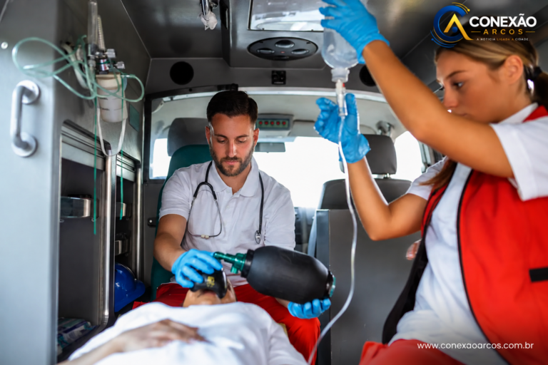 Usuária denuncia caos no transporte de pacientes e questiona atendimento em Arcos