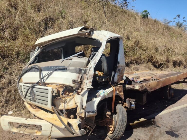 Dois caminhoneiros ficam gravemente feridos em colisão na BR-354, em Bambuí
