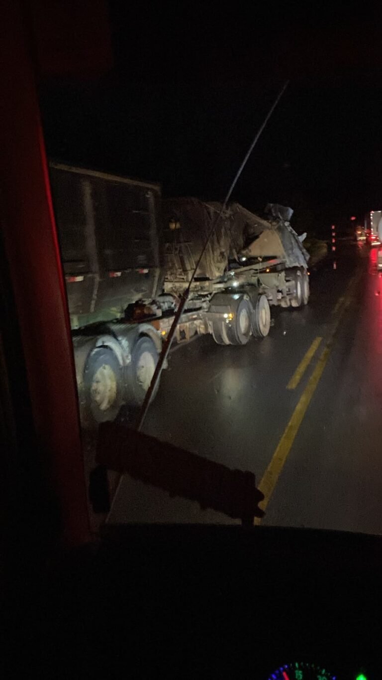 Carreta tomba na BR-354 próximo ao Córrego das Almas, em Arcos
