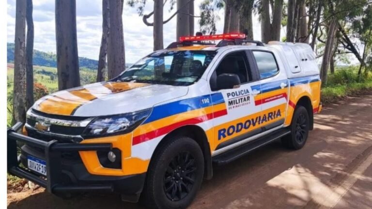 Duas carretas e um carro se envolvem em acidente na MG-050 entre Piumhi e Pimenta