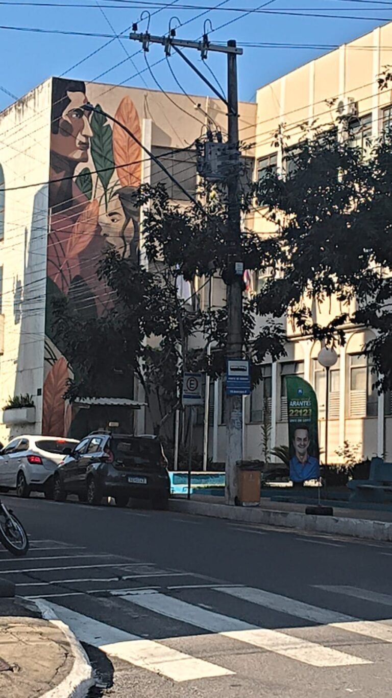 Aulas suspensas e propaganda em frente à Prefeitura geram questionamentos em Arcos