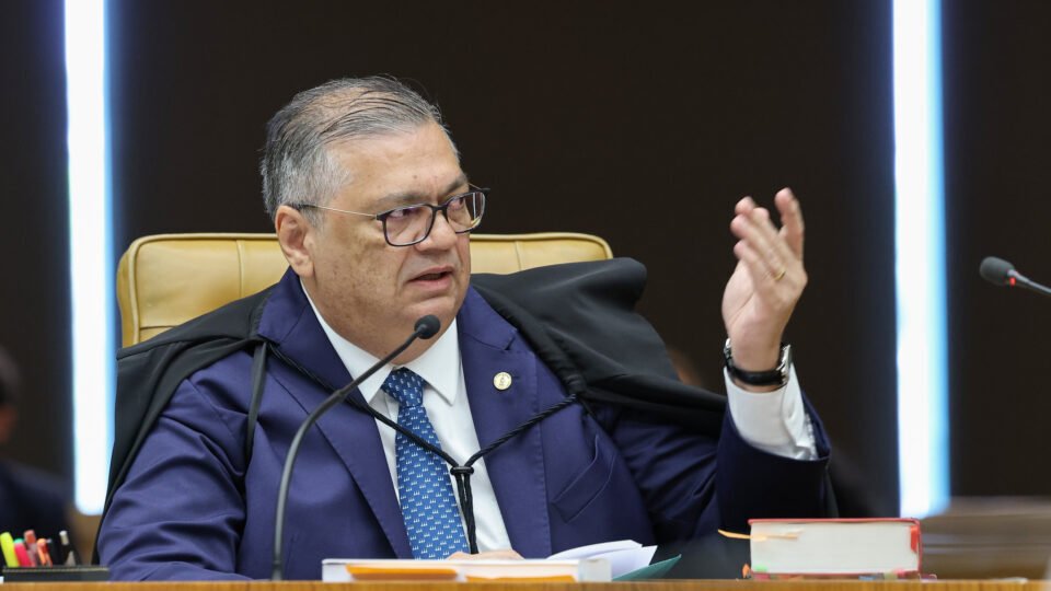 Dino critica possíveis sanções dos Estados Unidos a ministros brasileiros Dino cita notícias de possíveis novas sanções dos EUA contra ministros e se diz indignado