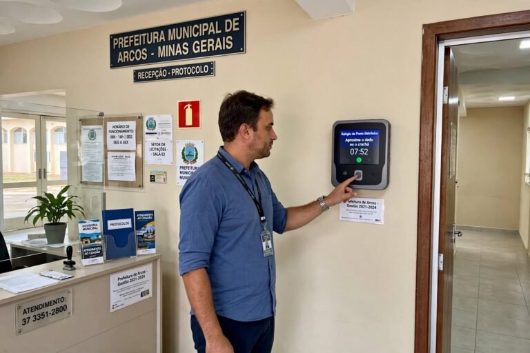 Denúncia enviada ao Ministério Público questiona controle de frequência de assessor da Prefeitura de Arcos