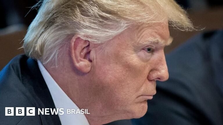 Trump acirra tensão com a imprensa após banir jornalistas da Casa Branca Trump intensifica disputa com a imprensa ao barrar jornalistas da Casa Branca