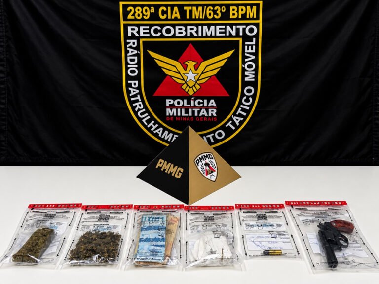 PMMG APREENDE DROGAS, DINHEIRO E ARMA DE FOGO DURANTE AÇÃO DE COMBATE AO TRÁFICO EM FORMIGA