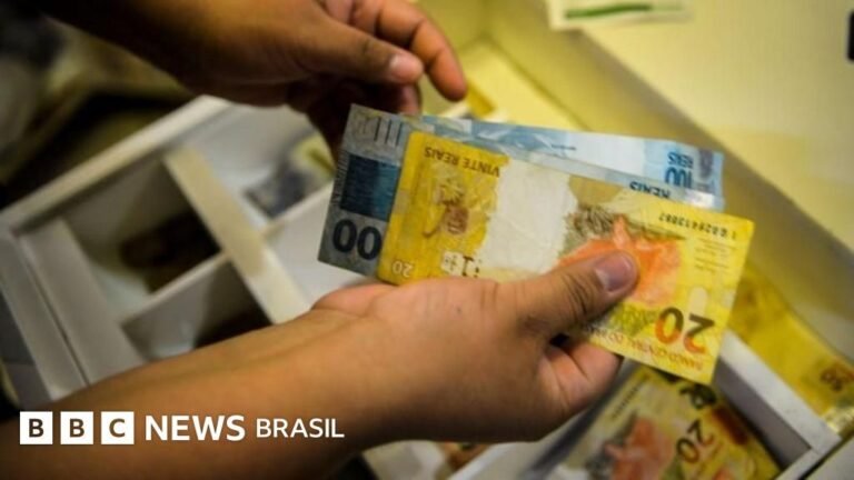 O que Flávio e Lula propõem sobre reajuste do salário mínimo e aposentadorias