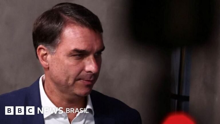 Por que Flávio Bolsonaro foi intimado a entregar os passaportes?